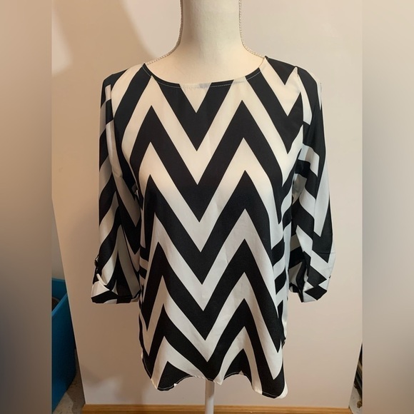 Everly Chevron Print Blouse - Picture 2 of 6